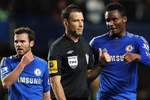 Hé lộ câu chửi dung tục của trọng tài Clattenburg dành cho Mata