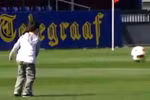 Con trai đánh bại Van Persie