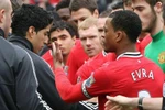 Evra nắm tay dàn hòa, Suarez thô bạo giằng tay lại