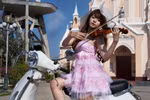 Mê hoặc trước cô gái miền Tây chơi violon bên xe Vespa