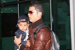 Ronaldo đẩy mẹ đẻ và bạn trai ra khỏi biệt thự