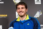 Iker Casillas bảnh bao khoe giày và găng tay mới