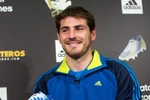 Iker Casillas bảnh bao khoe giày và găng tay mới