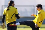 Bị "giỡn mặt', Messi tung cước vào mông đồng đội