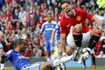 Suýt đá gãy chân Chicharito, Ashley Cole vẫn trắng án