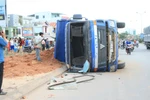 Tránh xe máy, xe tải lật nhào 