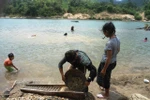Ảnh: Hàng trăm người ngụp lặn, mót vàng trên sông