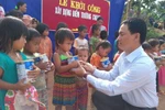 Thầy giáo vùng cao 7 năm đi “xin” quần áo, sách vở cho học trò nghèo 