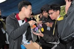 "Đội mưa" xem sinh viên Bách khoa trình diễn các sản phẩm công nghệ
