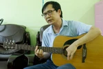 Thầy giáo khiếm thị ở Quảng Nam mang âm nhạc xoa dịu nỗi đau của học trò