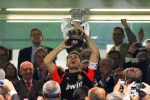 Ngịch lý: Real vô địch, Mourinho không ăn mừng, Barca đến chia vui