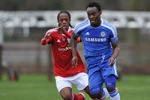 Thiếu tiền, Chelsea bán Essien