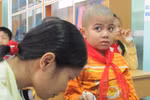 Bố thôi thở dài, mẹ rưng rưng lệ đưa con đi học giữa BV Nhi