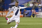 Beckham tái hiện siêu phẩm sút phạt ghi bàn thần sầu