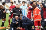 Sốc: Cầu thủ chết ngay tại sân, giải Serie A bị hoãn khẩn cấp