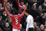 Tương phản: Suarez cúi đầu lầm lũi, Evra nhảy cẫng vỡ òa