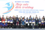 Trao học bổng "Tiếp sức đến trường" cho 122 tân sinh viên