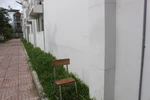 Phụ huynh cấp 2 Nguyễn Huệ lo lắng vì tường nứt, nước ngấm hỏng thiết bị dạy học