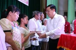 Trao quà Tết cho gia đình chính sách và công nhân lao động tại Bến Tre