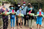Nhóm của thầy Dương Quốc Toàn mang Tết đến với những hoàn cảnh khó khăn