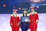 Tân cử nhân bị câm điếc và tấm lòng đáng ngưỡng mộ của người cha