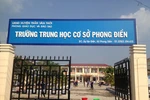 Hiệu trưởng trường Phong Điền đọc đơn viết về giáo viên sai sự thật trước trường