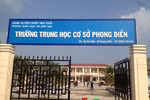 Hiệu trưởng trường Phong Điền đọc đơn viết về giáo viên sai sự thật trước trường