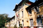Kỷ luật nam sinh lớp 12 định quay lén nhà vệ sinh nữ
