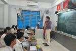 Đi học sau nghỉ Tết, học sinh được nhà trường lì xì, hiệu trưởng gặp gỡ khích lệ