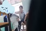 Cắt thi đua năm học một giáo viên bắt học sinh quỳ giữa lớp để thầy tát 