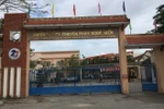 Hiệu trưởng chuyên Phan Ngọc Hiển bác thông tin cho nữ sinh thoa son, nhuộm tóc