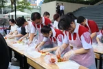 SV ngành ngôn ngữ Hàn thích mê, đổ về trải nghiệm tại Lễ hội K-food ở HIU