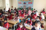 Học sinh khối 12 của Thành phố Hồ Chí Minh được tặng khẩu trang vải khi đi học