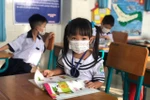 TPHCM: học sinh lớp 1 sắp đi học trực tiếp, phụ huynh vừa mừng vừa lo