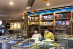 Không dễ để phụ huynh mua đủ SGK lớp 3,7,10 ở ngoài thị trường