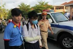 TP.HCM: Thí sinh bị gãy cả 2 tay được xe CSGT đưa đón 2 ngày thi tốt nghiệp