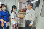 Giám đốc Sở GD&ĐT TPHCM bắt tay, động viên thí sinh trước giờ thi môn Ngữ văn
