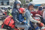 Học sinh, sinh viên Sài Gòn về quê ăn tết được tặng nước suối