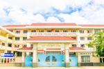 Nữ sinh lớp 10 trường THPT Nguyễn Hữu Thọ nhảy lầu bị chấn thương