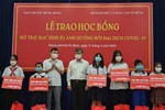 100 học sinh ở Sài Gòn có người thân mất trong dịch Covid-19 được trao học bổng