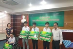 Đại học Quốc gia Thành phố Hồ Chí Minh trao học bổng cho sinh viên nghèo