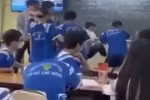 Nam sinh lớp 11 THPT Năng khiếu Thể dục Thể thao TPHCM đánh bạn trong lớp học