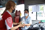 Đại học Quốc tế Hồng Bàng tặng 1.000 chai rửa tay sát khuẩn cho tài xế xe buýt