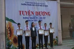 Khen thưởng nhóm học sinh trả lại hơn 21 triệu đồng cho người bị mất