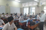 Vẫn xảy ra tình trạng cán bộ coi thi sử dụng điện thoại trong khu vực thi