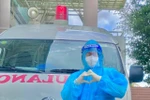 Thầy giáo dạy Văn chạy xe cấp cứu chở các F0 vào bệnh viện