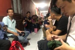 Xếp hàng xuyên đêm chờ mua hồ sơ lớp 1 TH Thực hành: Sao giờ vẫn còn cảnh này?