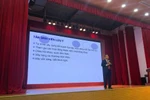 Thầy Hiệu trưởng tặng heo đất cho các tân sinh viên cùng góp kiến thức
