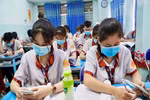 Học sinh cuối cấp ở Sài Gòn đi học trong điều kiện phòng dịch Covid-19 tối đa