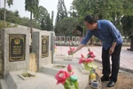Bộ trưởng Nguyễn Kim Sơn viếng các liệt sĩ ngành giáo dục